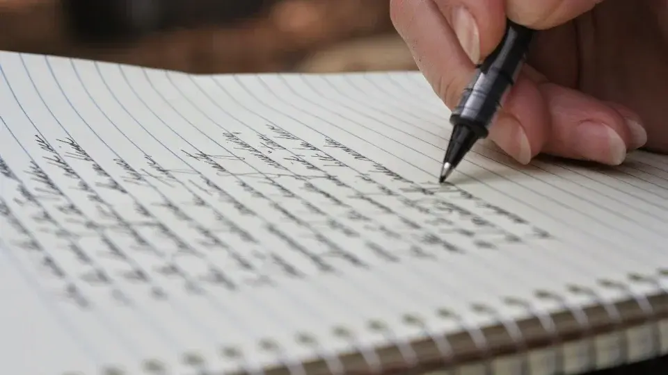 Técnicas Narrativas: Estruturando Histórias que Prendem a Atenção