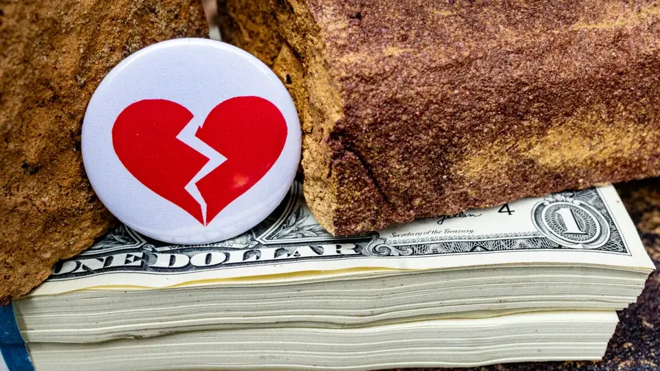 Dinheiro como fator de estresse em relações amorosas