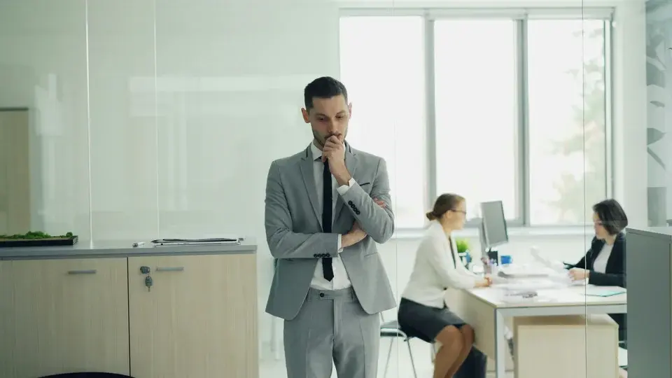 Como a emoção afeta a tomada de decisões em líderes