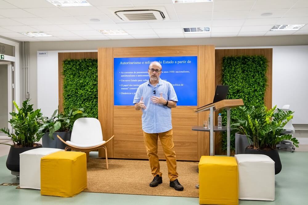 Marcos Napolitano: a chegada em Portugal